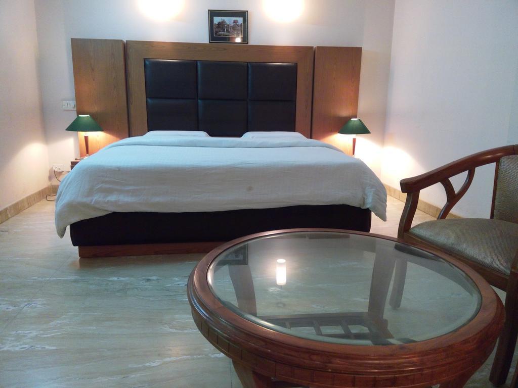 Hotel Queens Residency Γκουργκάον Δωμάτιο φωτογραφία