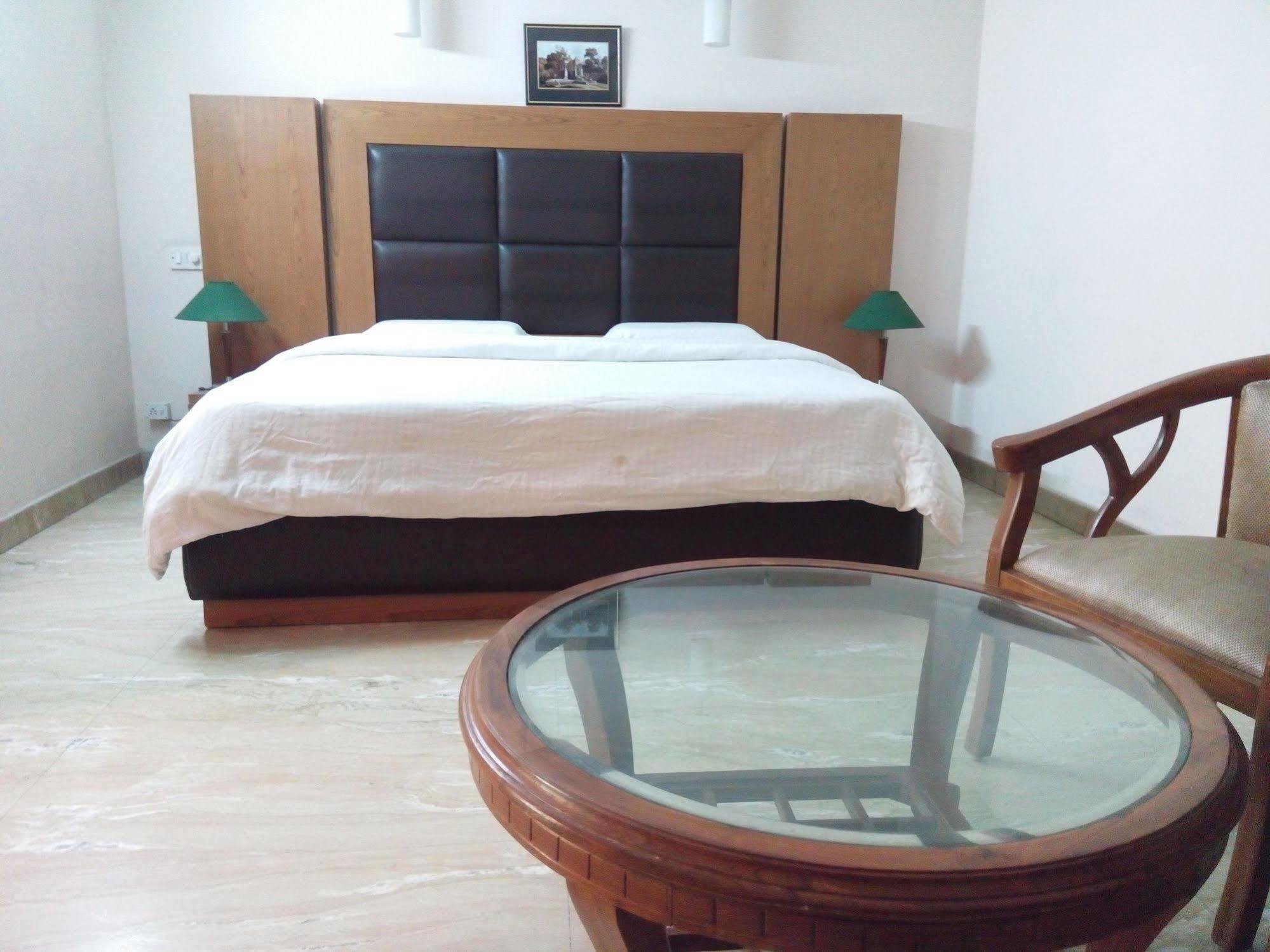 Hotel Queens Residency Γκουργκάον Εξωτερικό φωτογραφία
