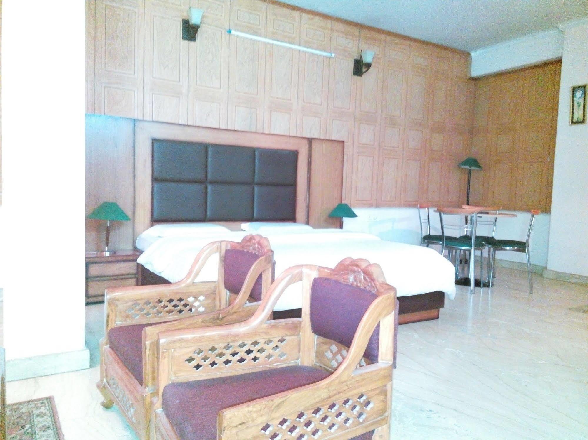 Hotel Queens Residency Γκουργκάον Εξωτερικό φωτογραφία