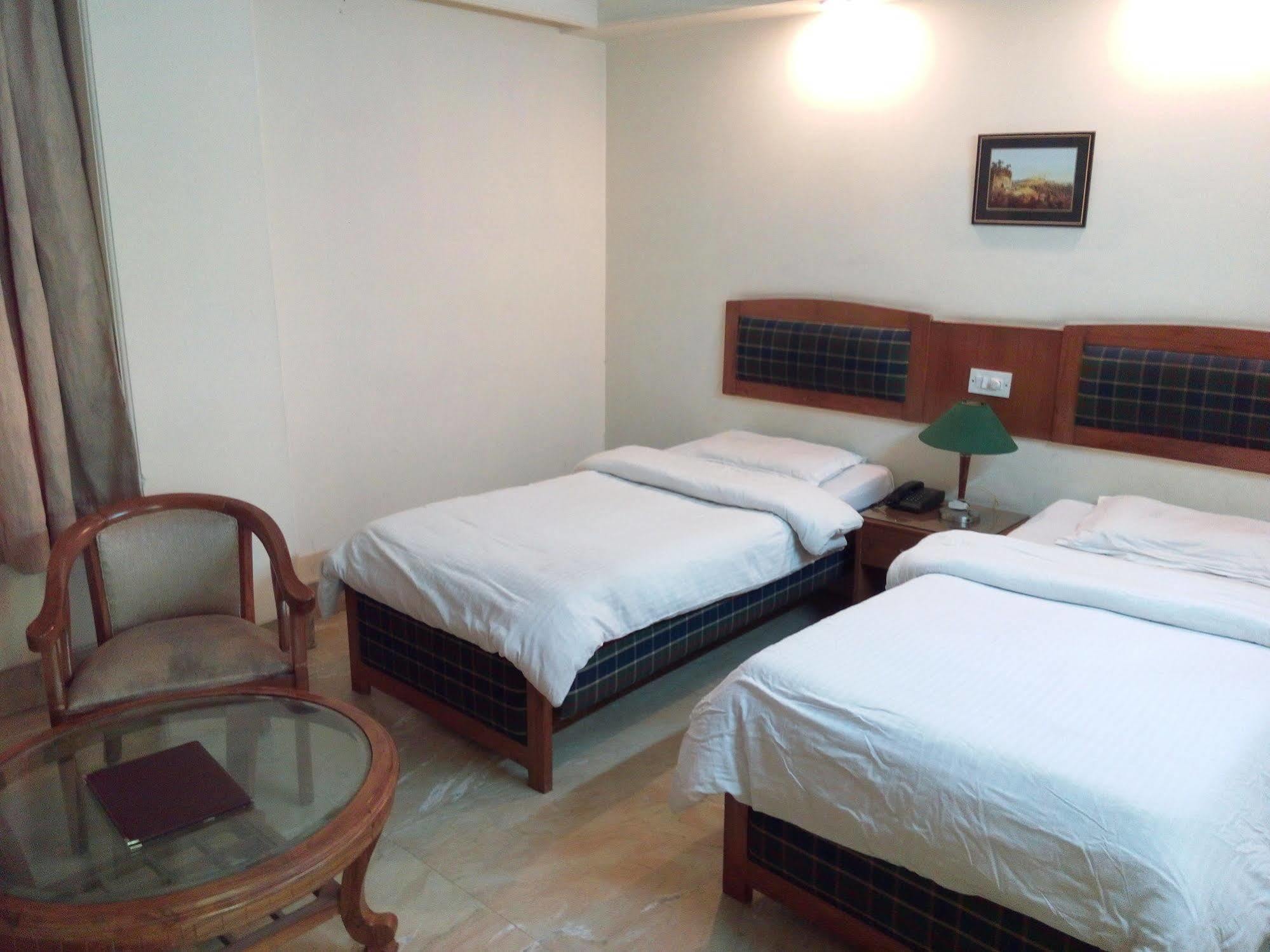Hotel Queens Residency Γκουργκάον Εξωτερικό φωτογραφία