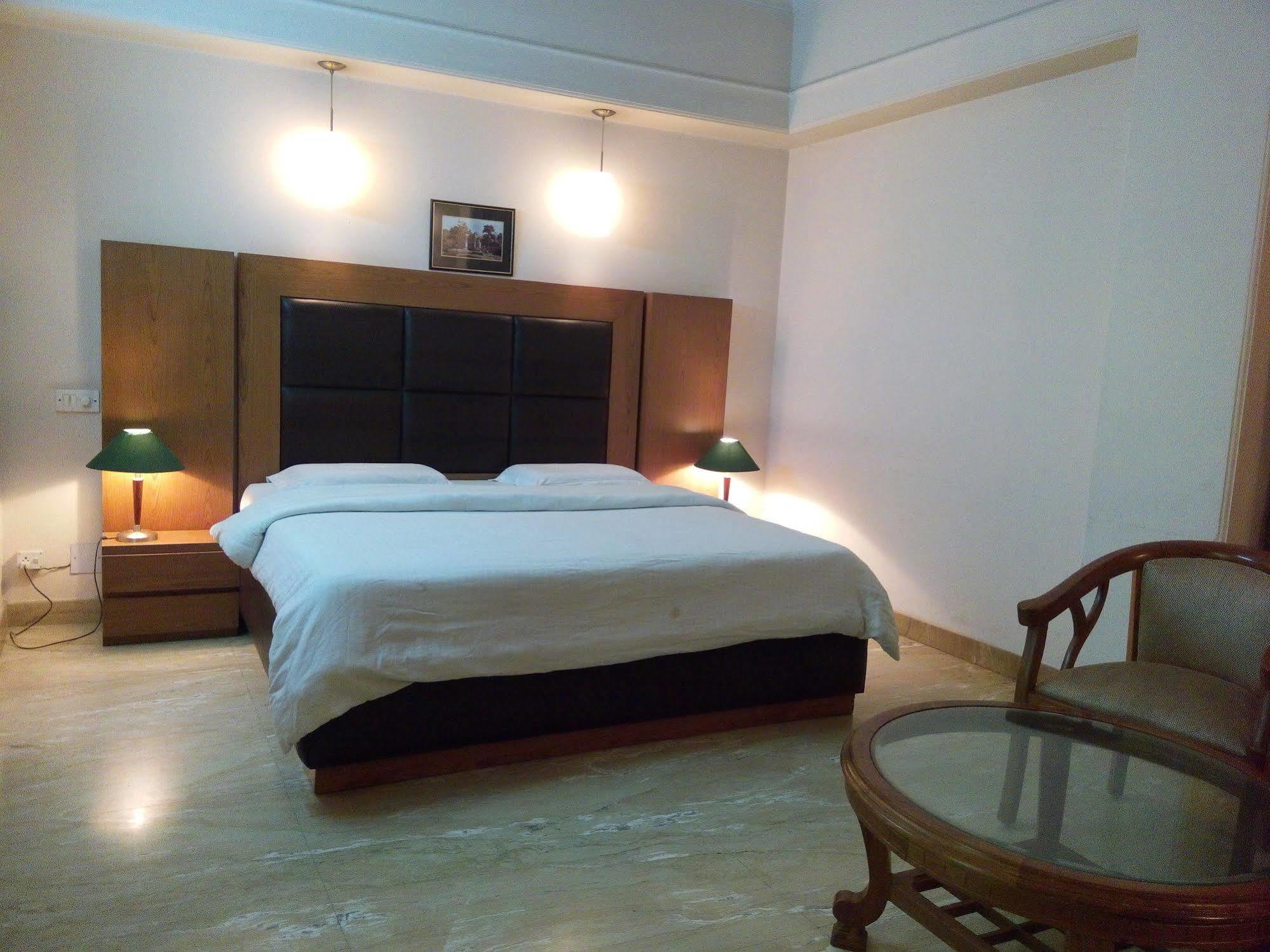 Hotel Queens Residency Γκουργκάον Εξωτερικό φωτογραφία