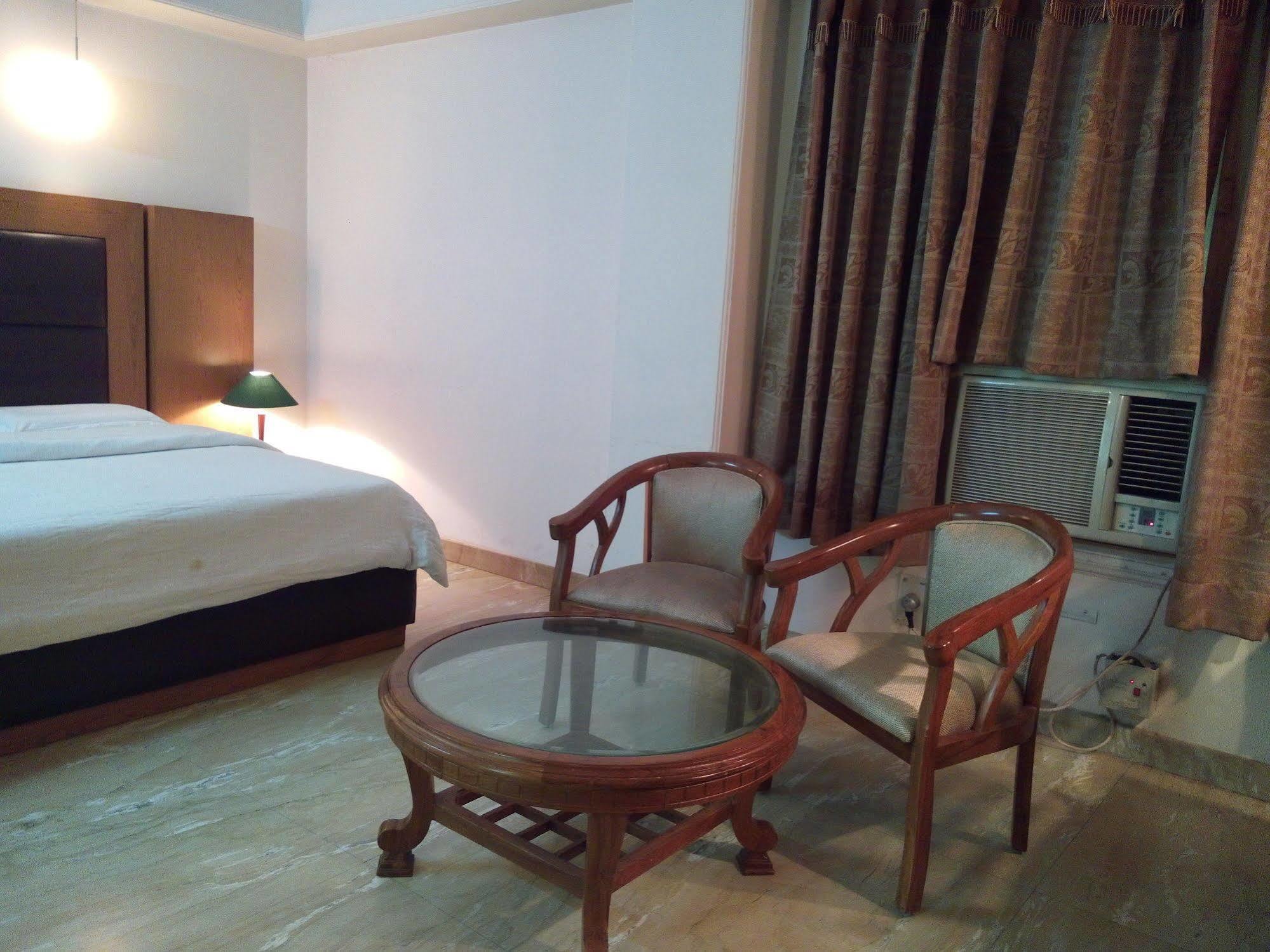 Hotel Queens Residency Γκουργκάον Εξωτερικό φωτογραφία