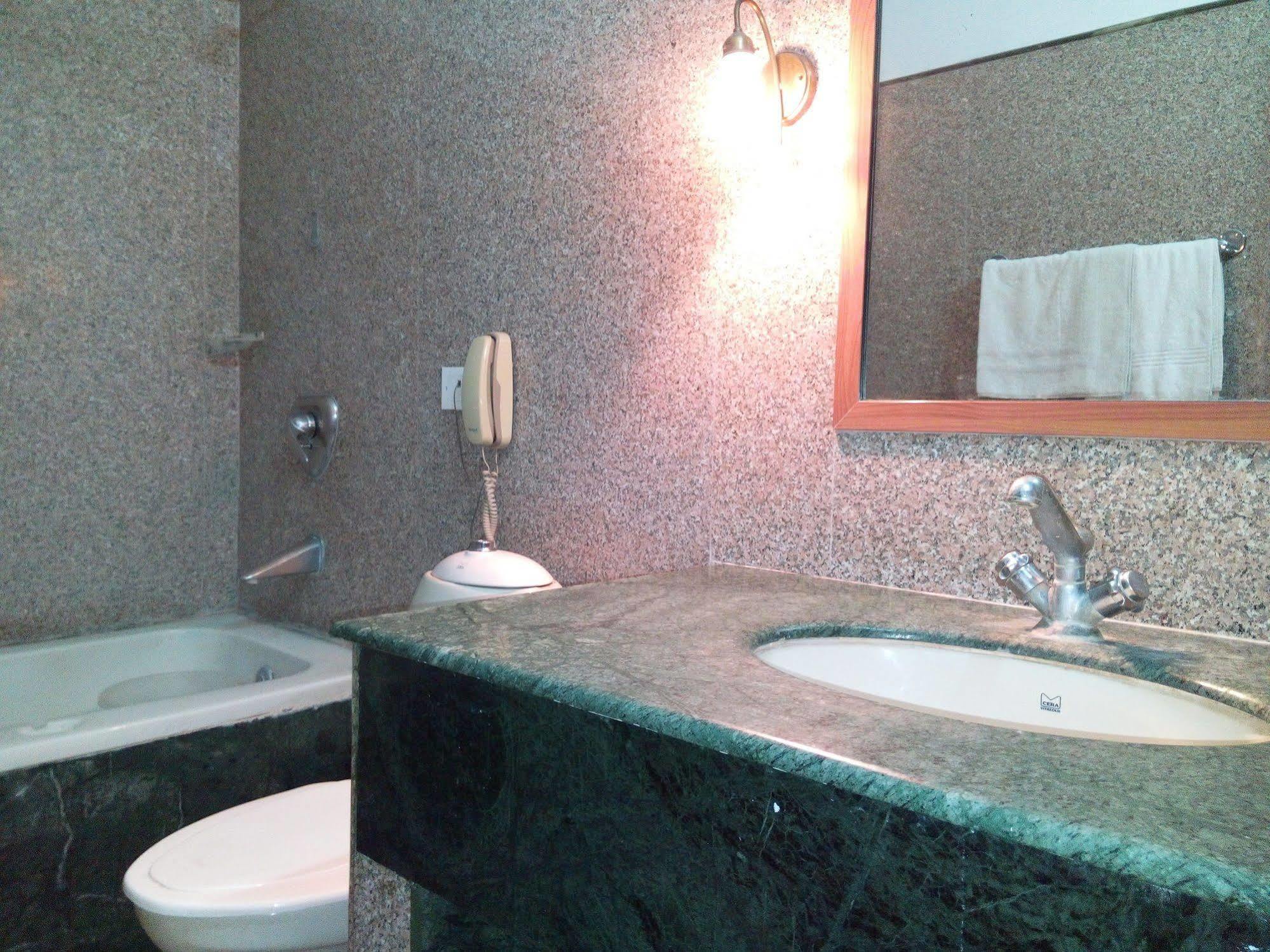 Hotel Queens Residency Γκουργκάον Εξωτερικό φωτογραφία