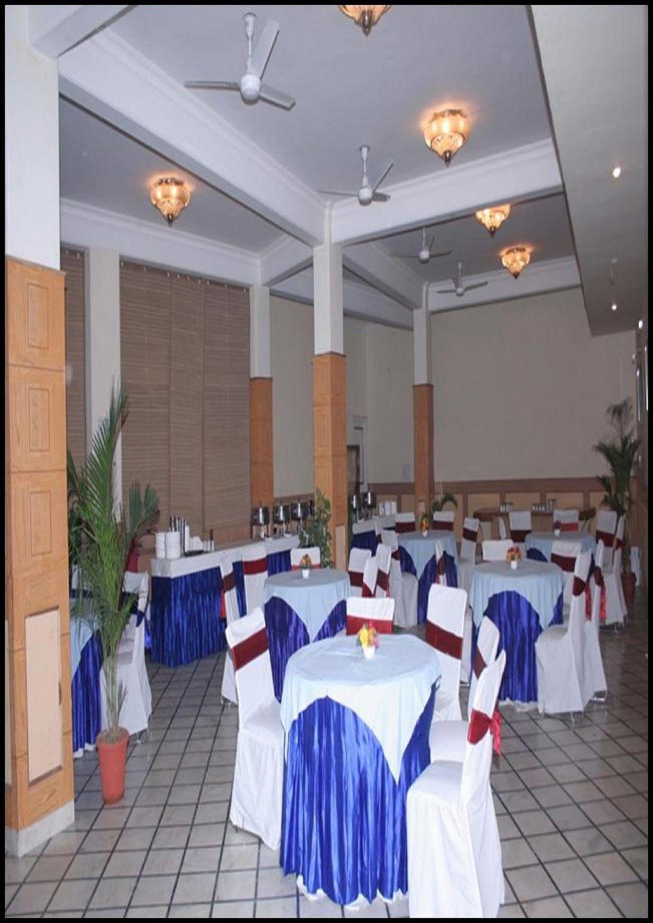 Hotel Queens Residency Γκουργκάον Εξωτερικό φωτογραφία