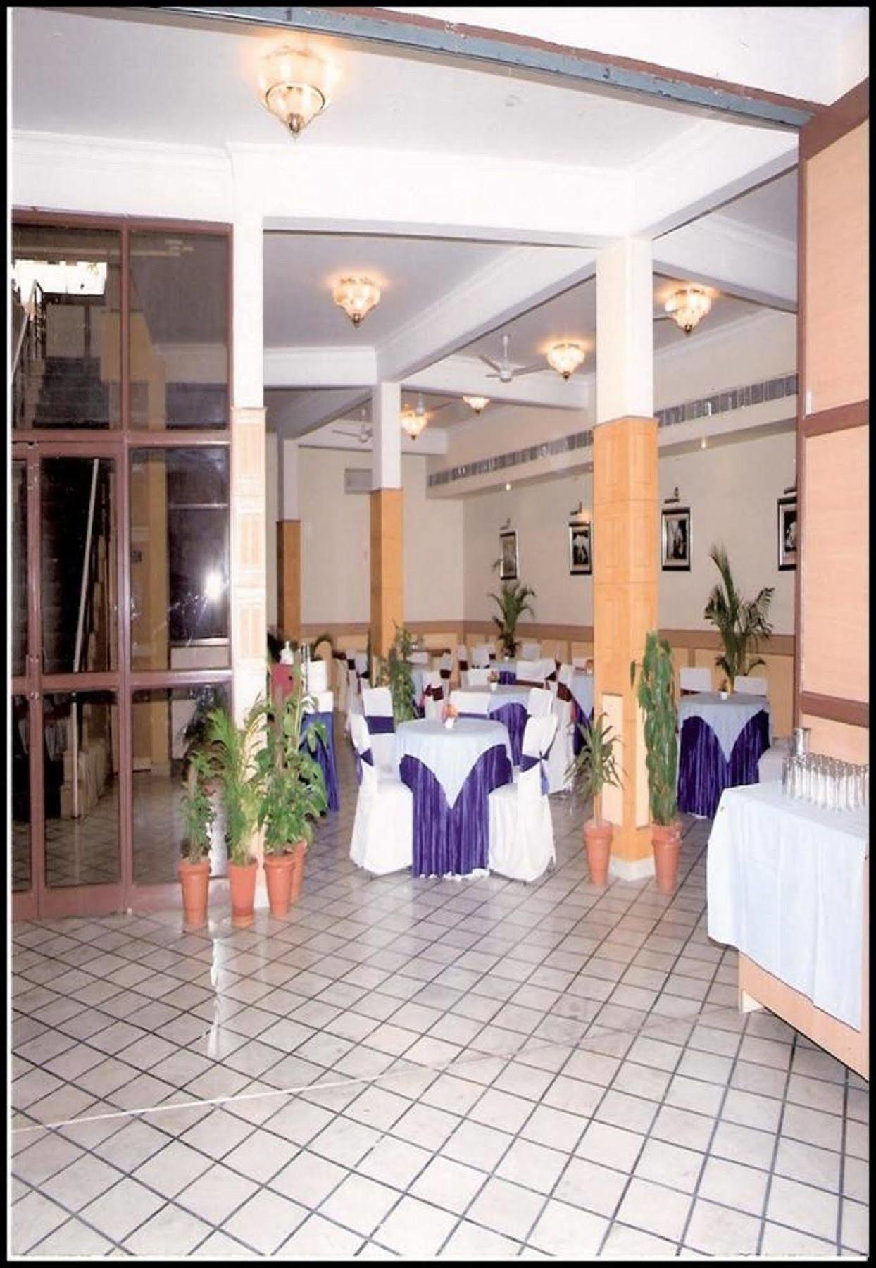Hotel Queens Residency Γκουργκάον Εξωτερικό φωτογραφία